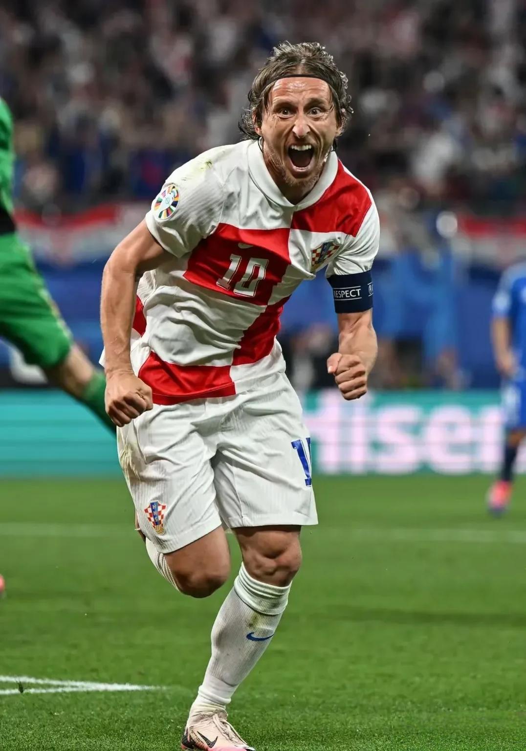 包含欧洲杯球员突破自我，表现堪称完美的词条