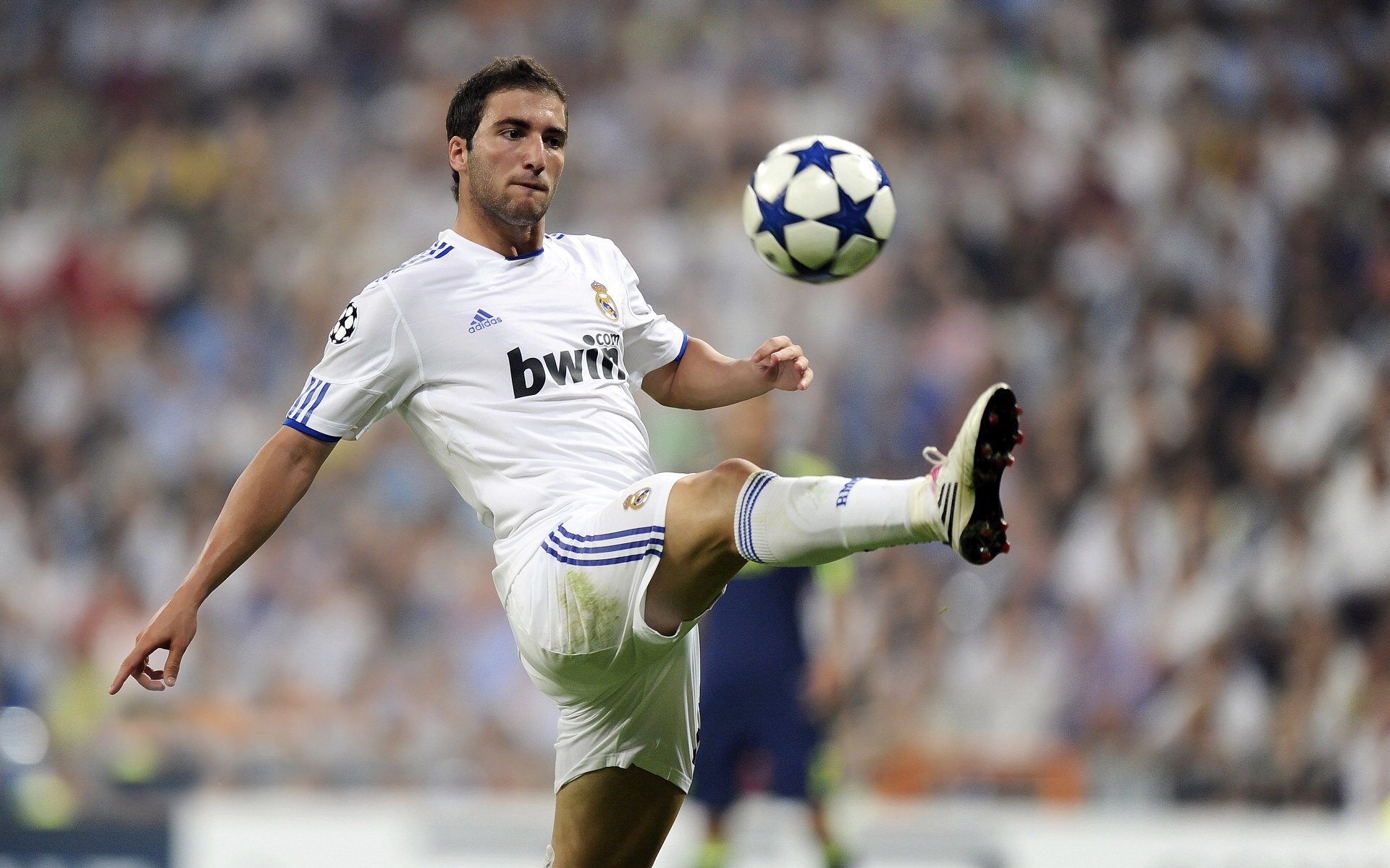 争议声中，米切尔用行动说话